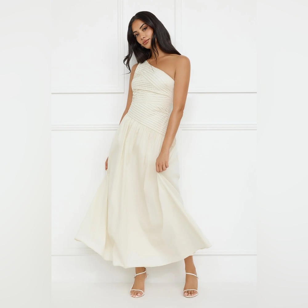 Hello Molly SEASHELL MOMENTS ONE SHOULDER
MAXI DRESS BEIGE